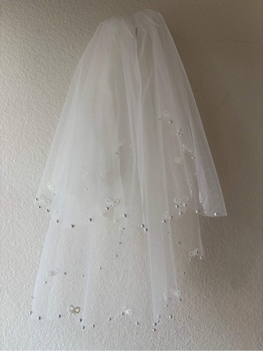 Ivory white veil with bow sequins and beads accents